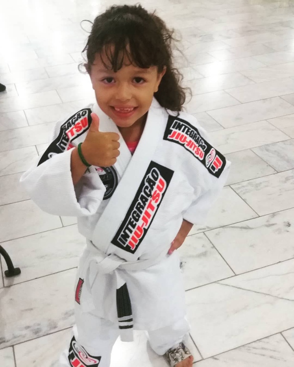 Aninha aos 5 anos, de kimono branco, nos primeiros passos no jiu-jitsu
