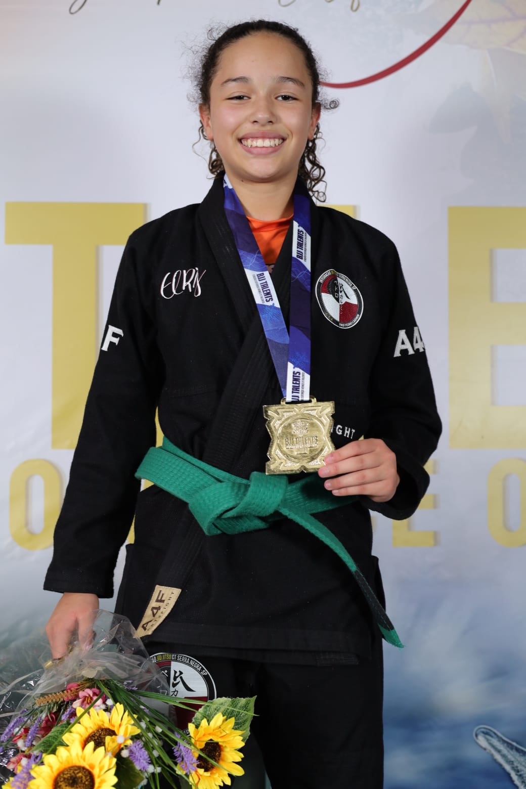 Aninha com faixa verde e medalha